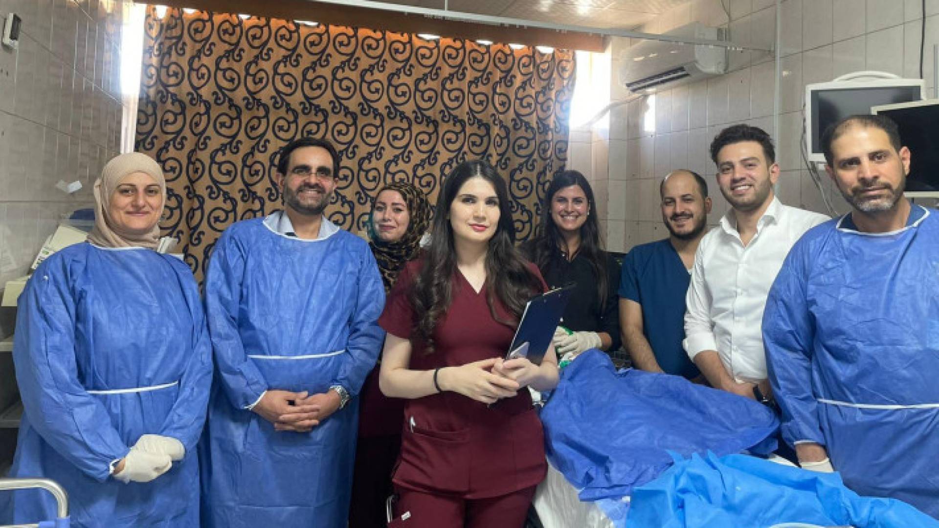 الفريق الطبي الذي أجرى العملية للطفلة في مستشفى الجامعة