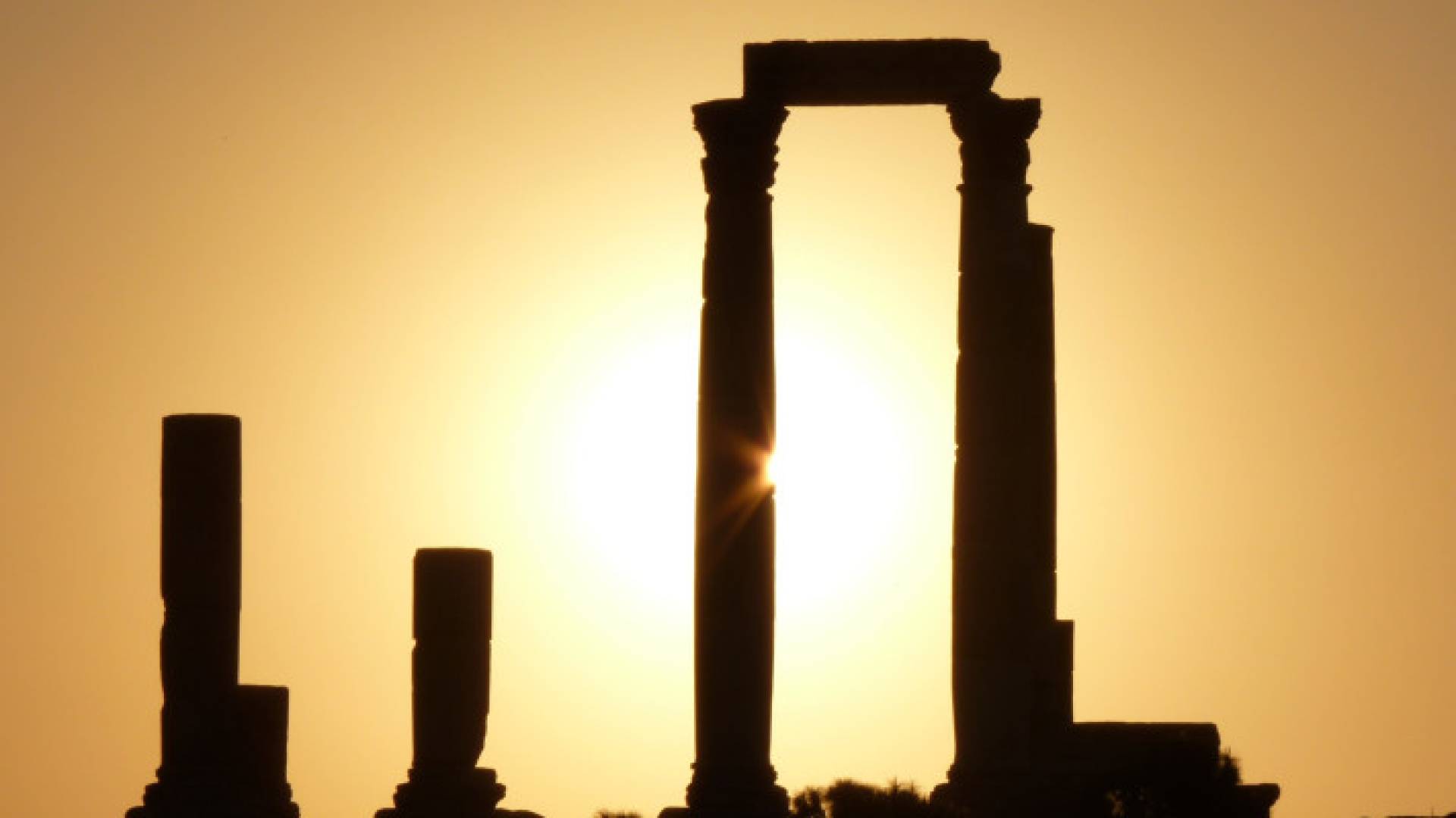 صورة لسطوع الشمس من جبل القلعة في عمان