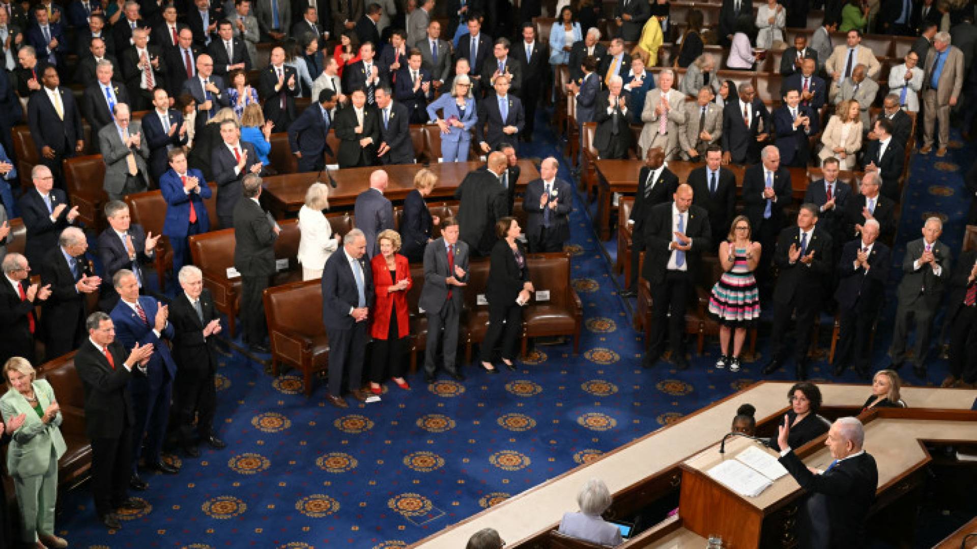 تصفيق أعضاء الكونغرس الأمريكي خلال خطاب نتنياهو