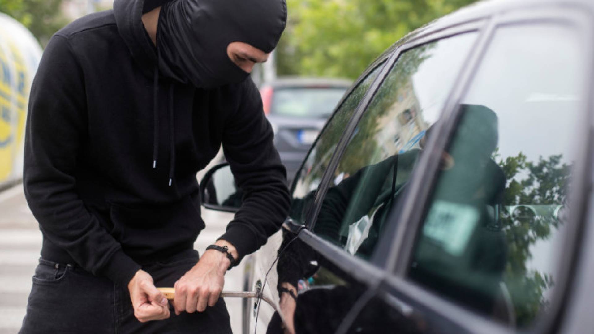 شخص يحاول سرقة مركبة