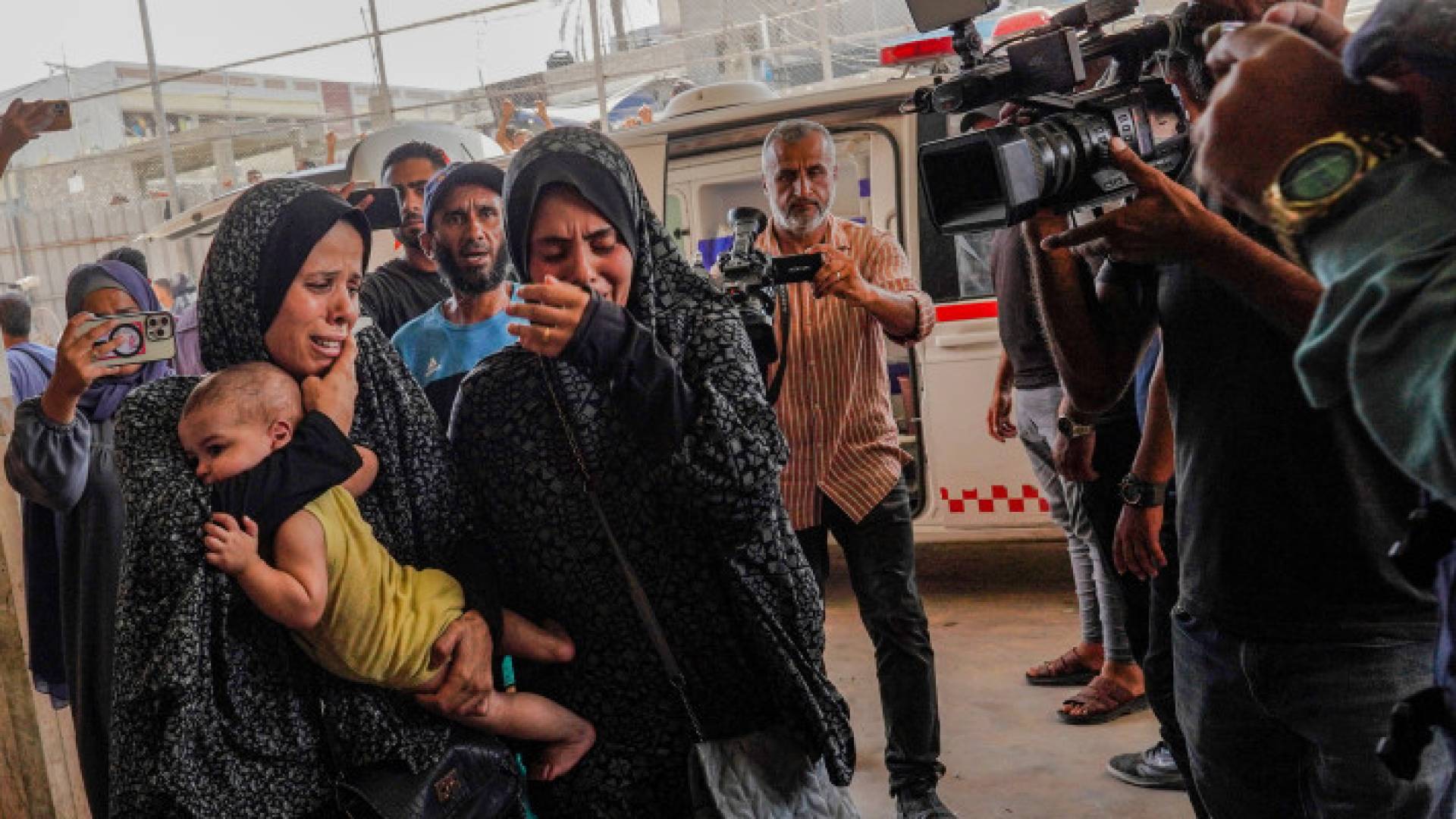 المشهد خارج مستشفى ناصر حيث يصل الجرحى بعد الاستهداف العسكري للاحتلال للمنطقة جنوب خان يونس