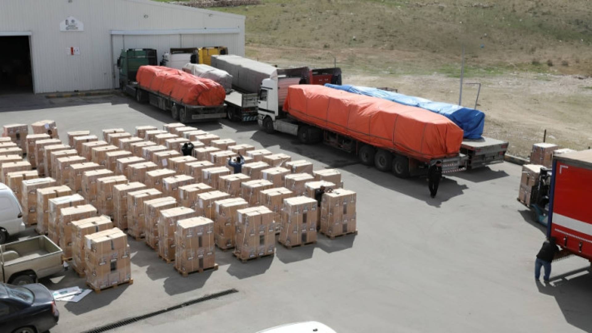 مساعدات أردنية موجهة إلى الأهل في غزة