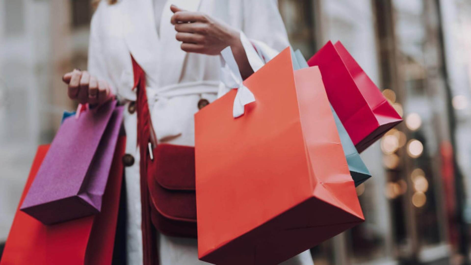 فتاة تقوم بالتسوق - تعبيرية