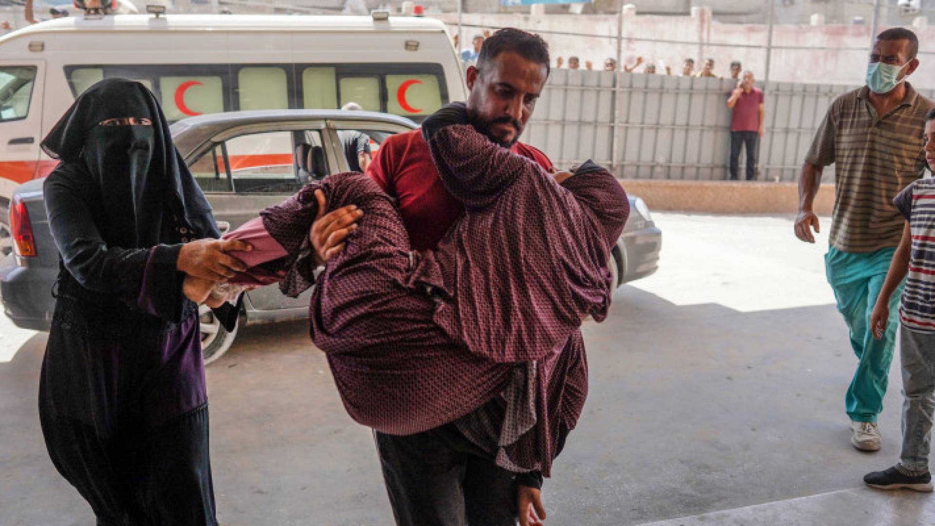 فلسطيني يسعف سيدة إلى مستشفى ناصر في أعقاب استهداف الاحتلال خان يونس