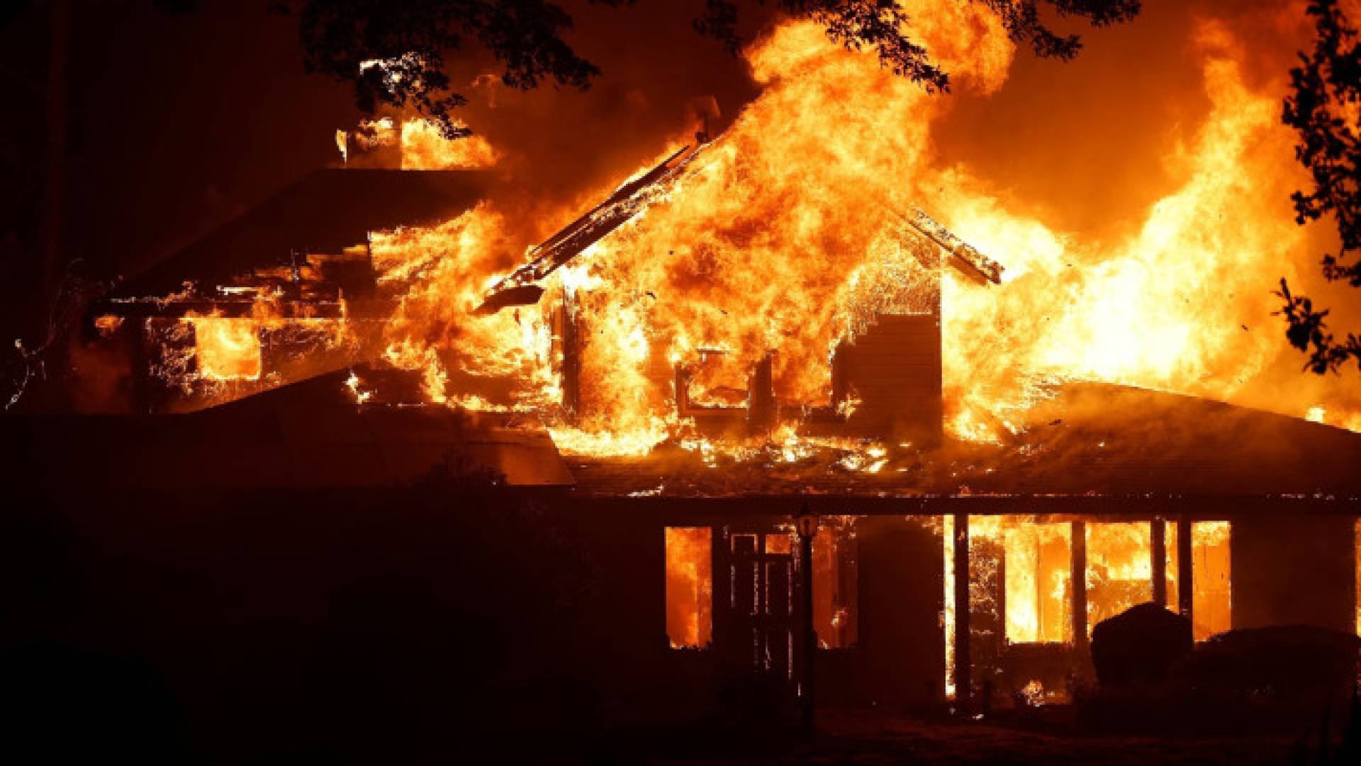 نيران تمتد إلى أحد المنازل في كاليفورنيا