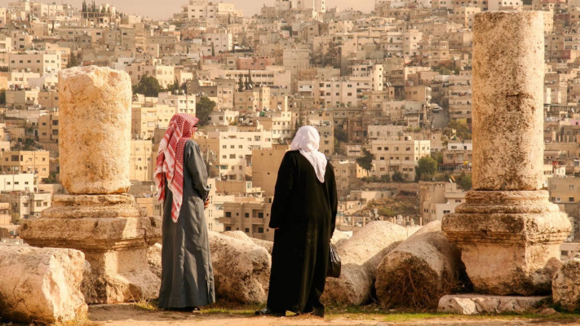 مواطن أردني وزوجته في العاصمة عمان