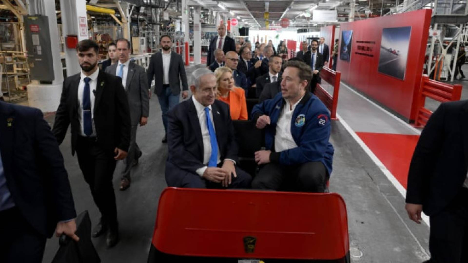 صورة ملتقطة من مقطع فيديو زيارة بنيامين نتنياهو إلى مصنع شركة "تسلا" برفقة إيلون ماسك