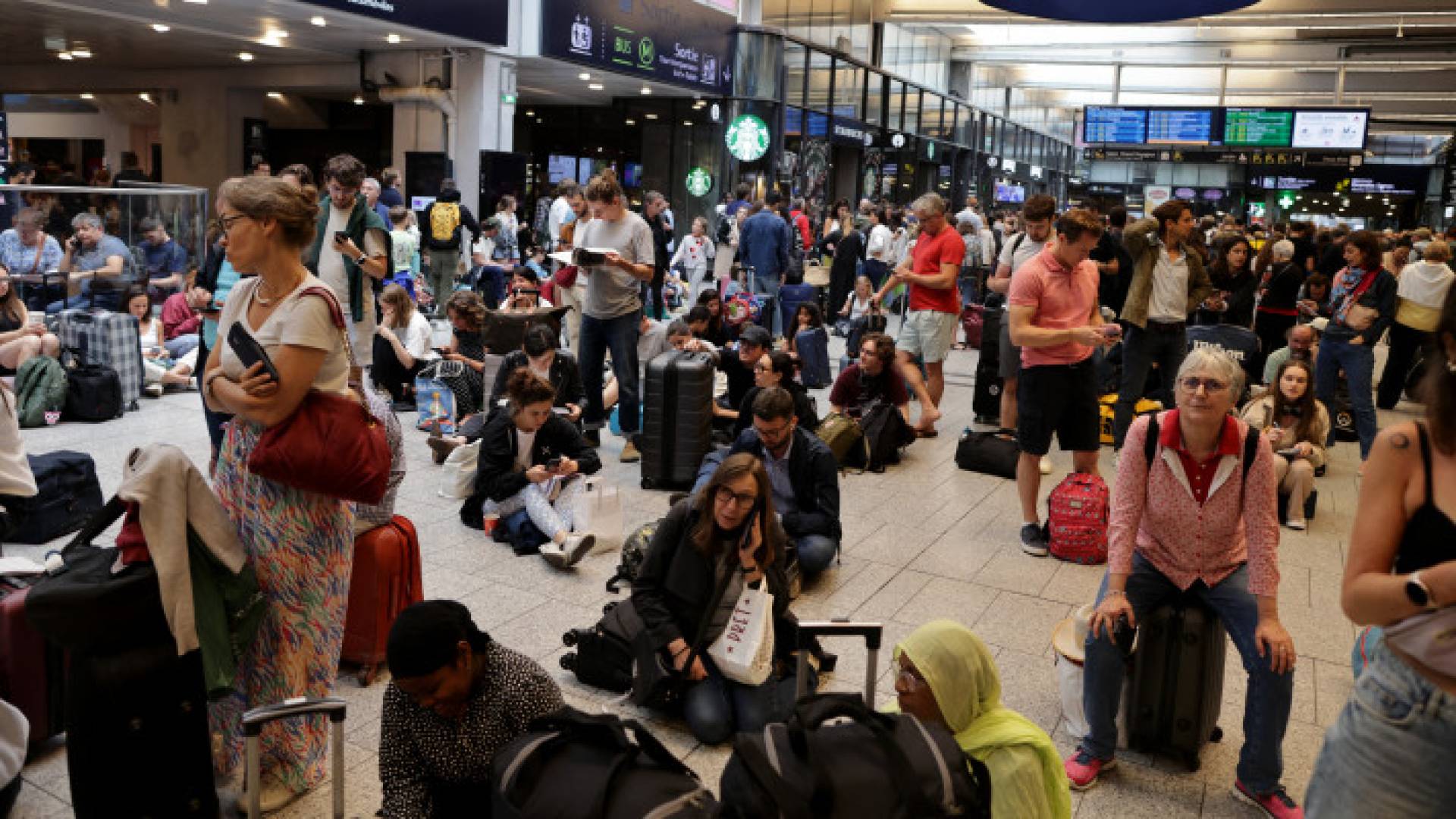 مسافرون تقطعت بهم السبل بعد تعطل شبكة القطارات في فرنسا