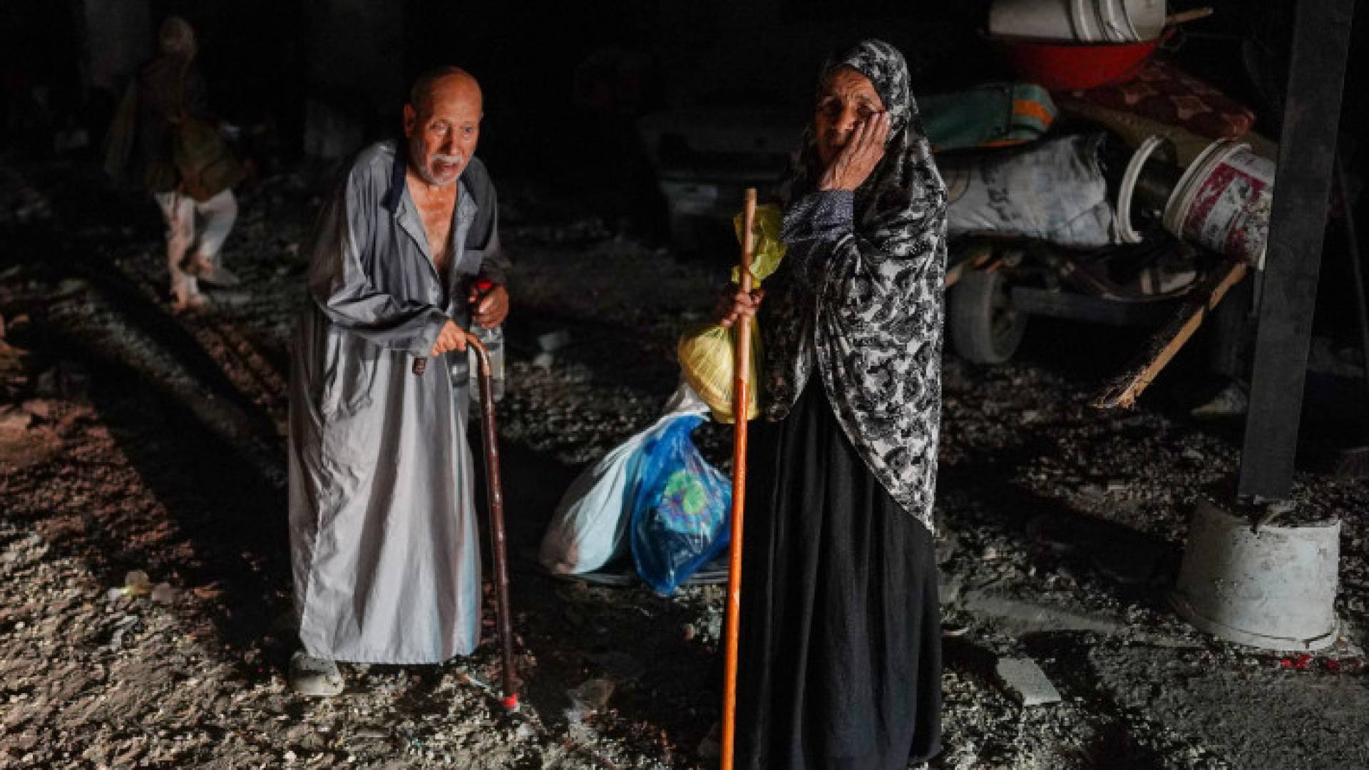 فلسطيني وزوجته يبحثان عن مأوى آمن في غزة