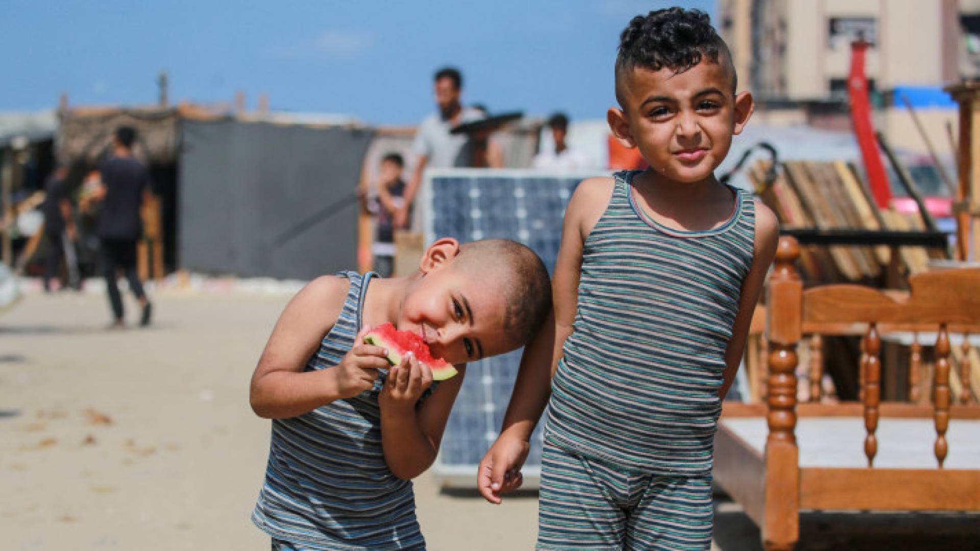 طفلان فلسطينيان يقفون في خان يونس جنوب قطاع غزة