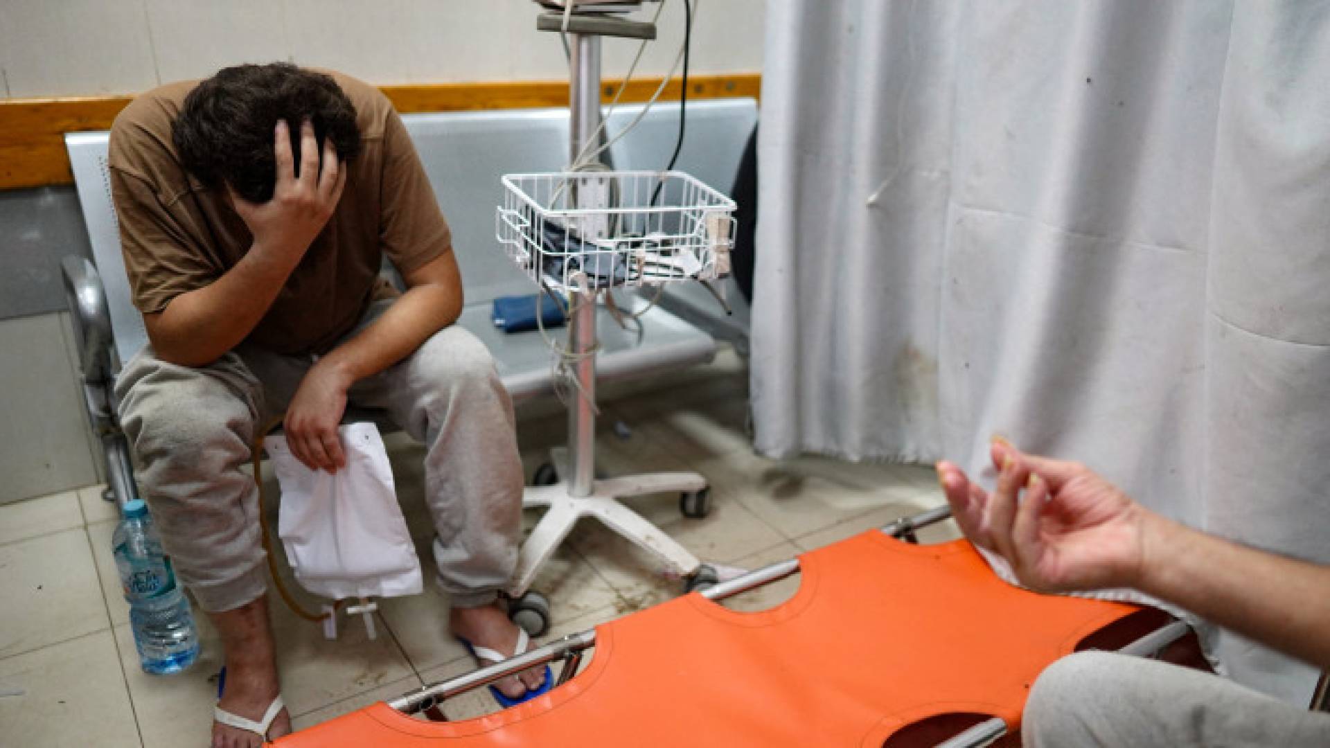 فلسطيني يتلقى العلاج في أحد مستشفيات قطاع غزة