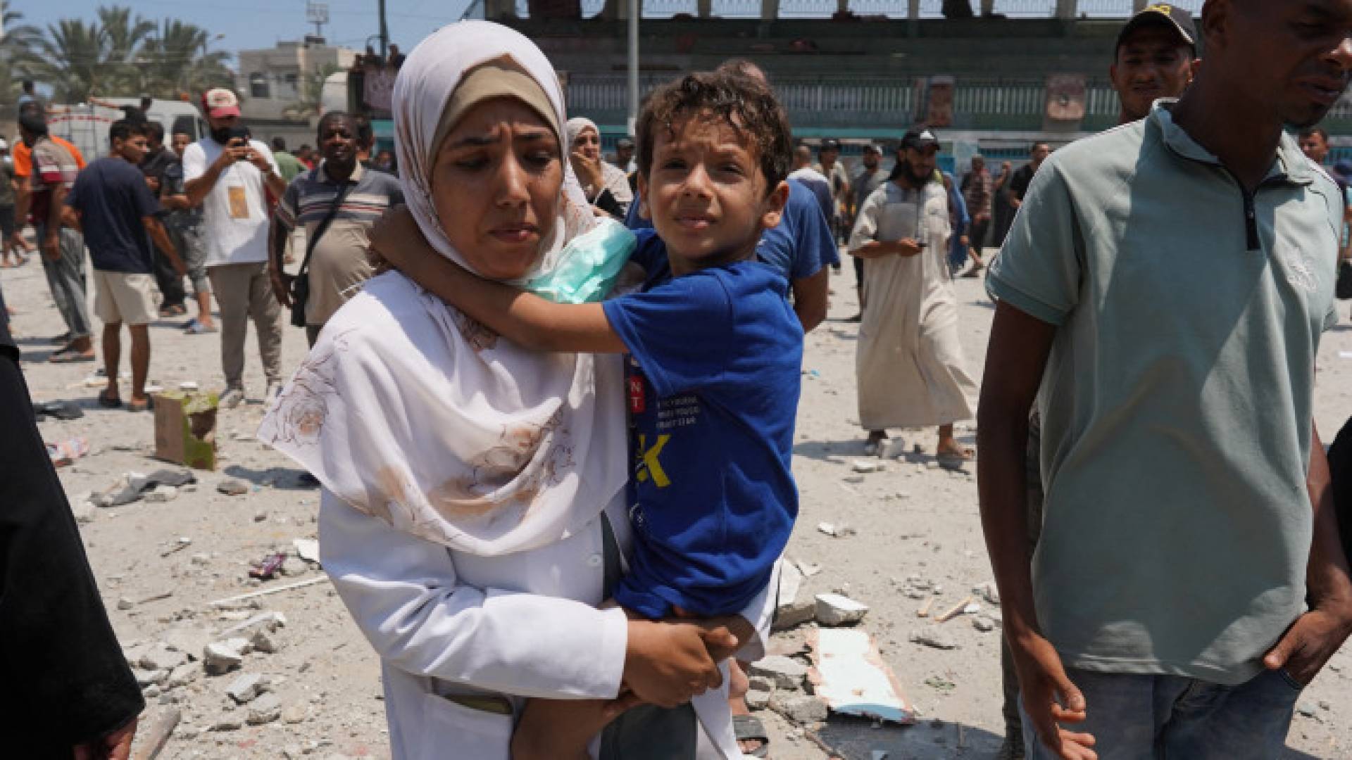 امرأة مصابة يتم نقلها إلى مستشفى الأقصى، بعد أن تعرضت المدرسة التي لجأت إليها إلى غارة للاحتلال في دير البلح