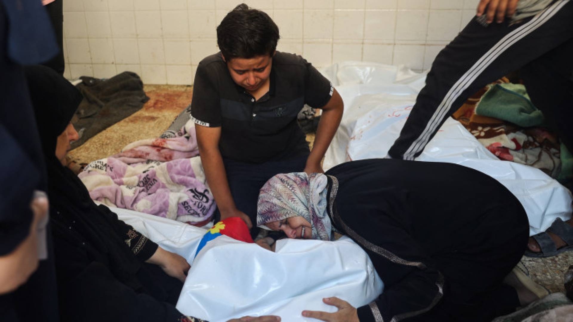 فلسطينيون في مستشفى شهداء الأقصى في دير البلح وسط قطاع غزة