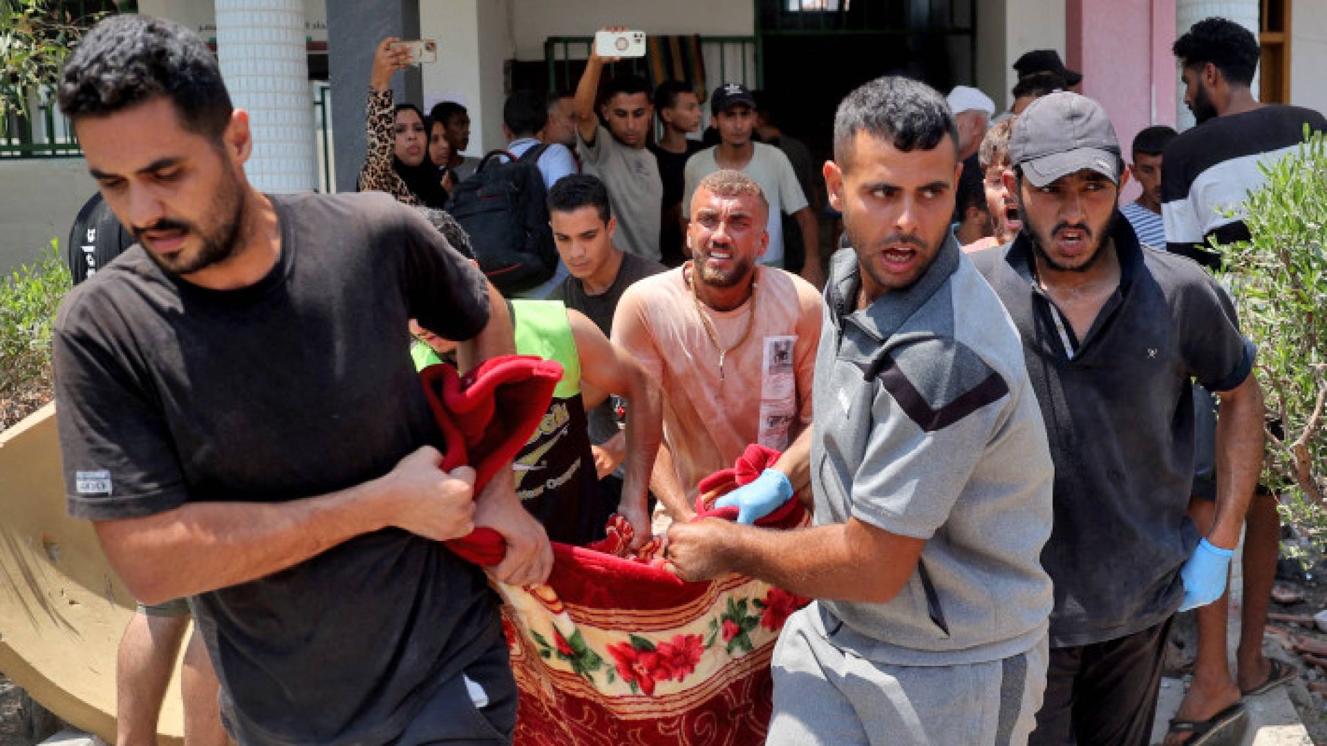 فلسطينيون يحملون أحد الشهداء