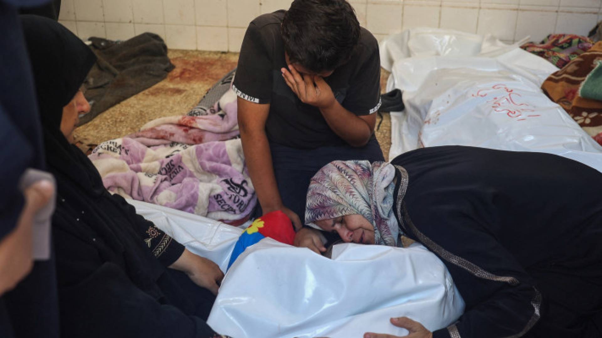 عائلة فلسطينية تبكي أحد أفرادها في غزة