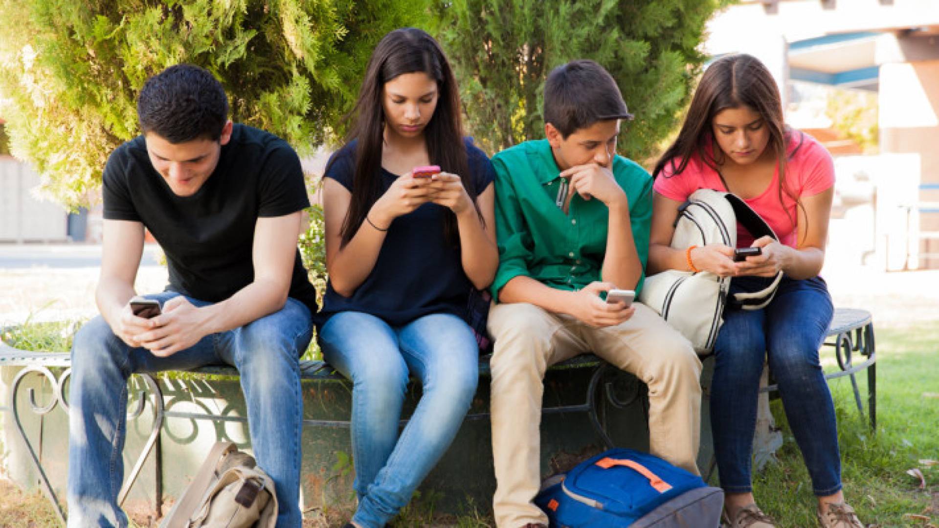 مراهقون يستخدمون الهواتف - تعبيرية