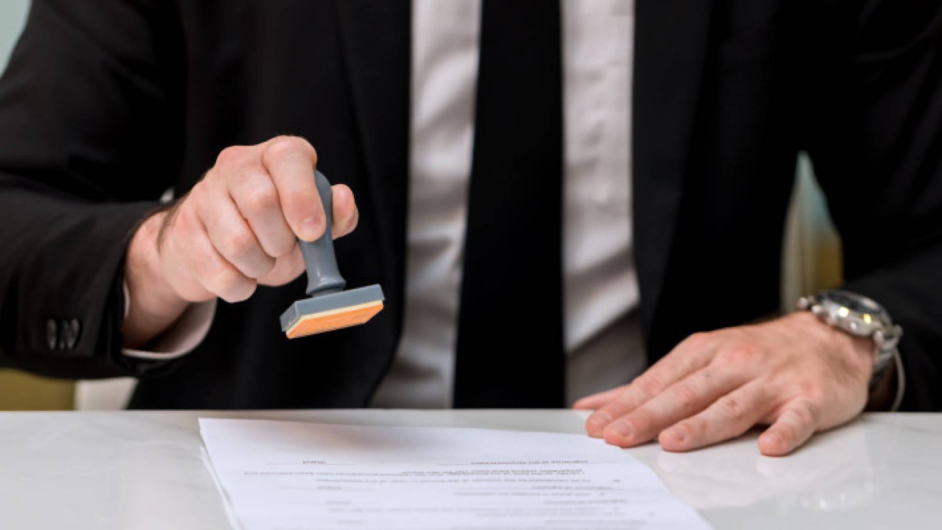 موظف يختم أوراقا ووثائق