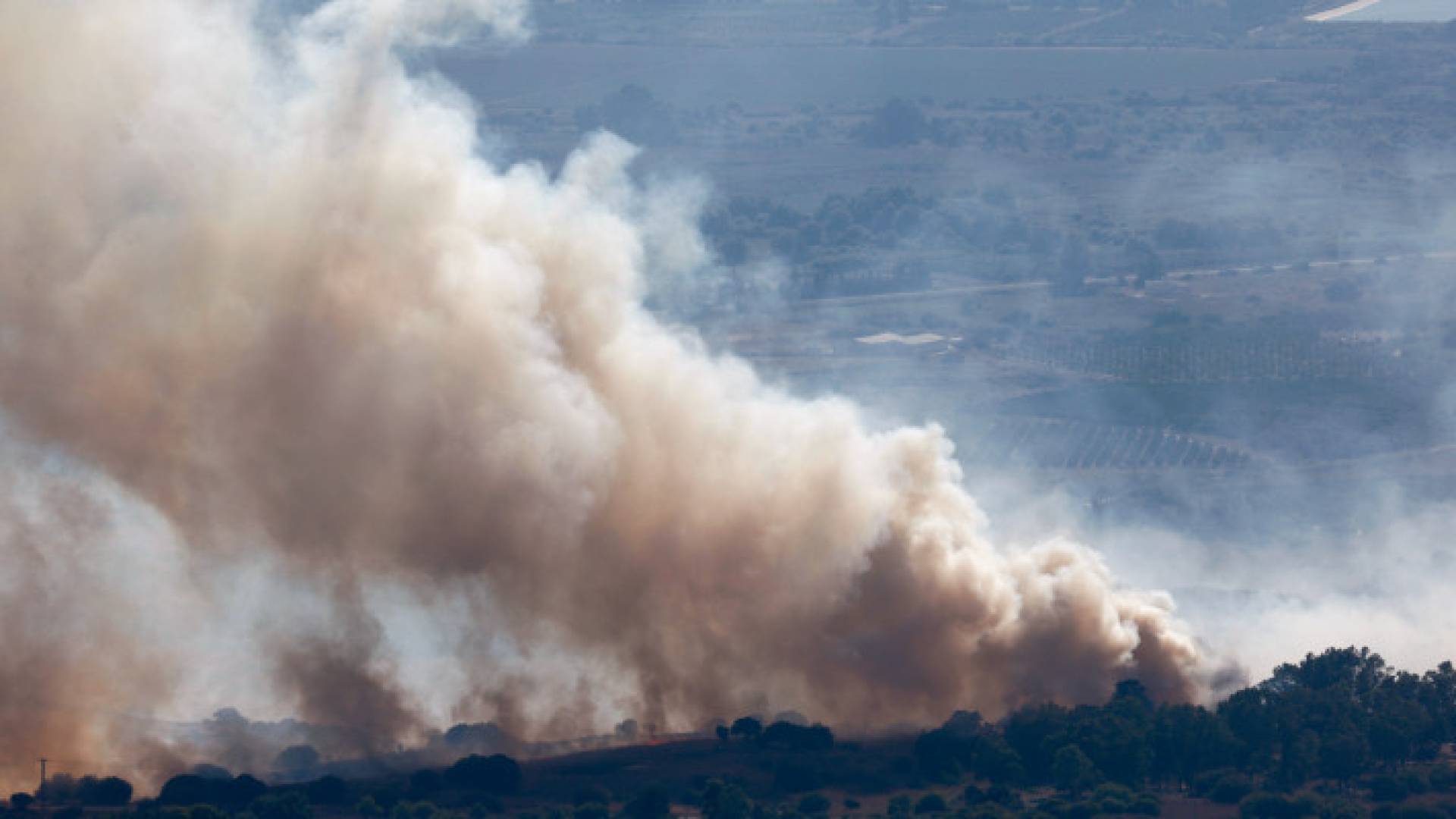 دخان يتصاعد بعد إطلاق صاروخ من جنوب لبنان تجاه الجليل الأعلى شمال الأراضي الفلسطينية المحجتلة