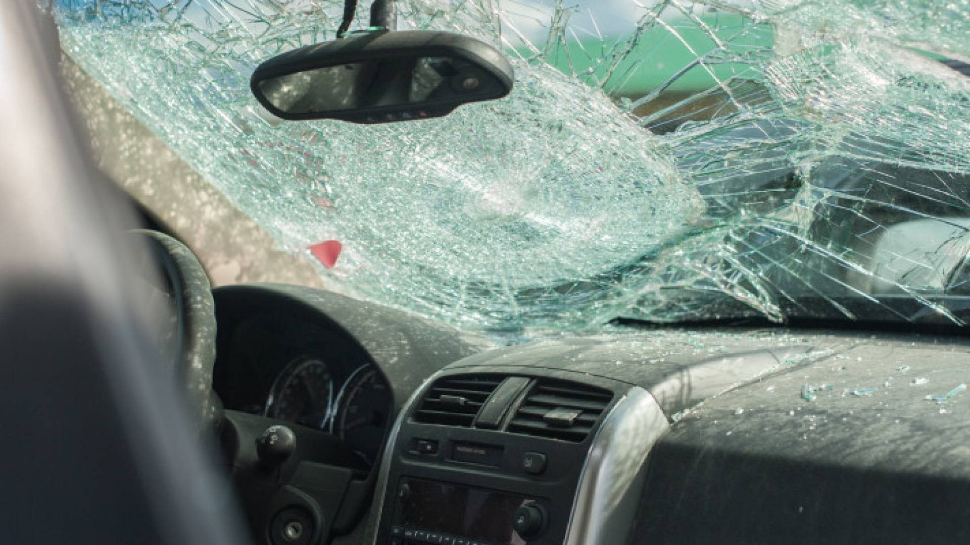 تحطم زجاج مركبة إثر حادث "تعبيرية"