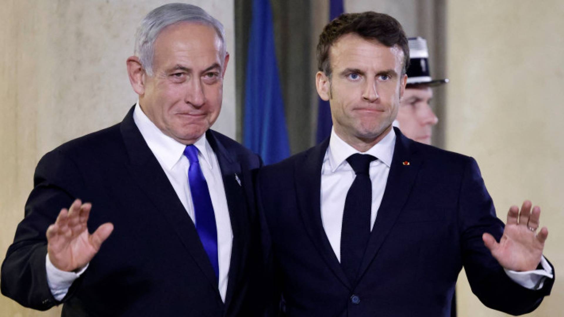 الرئيس الفرنسي (يمينا) ورئيس وزراء حكومة الاحتلال (يسارا)