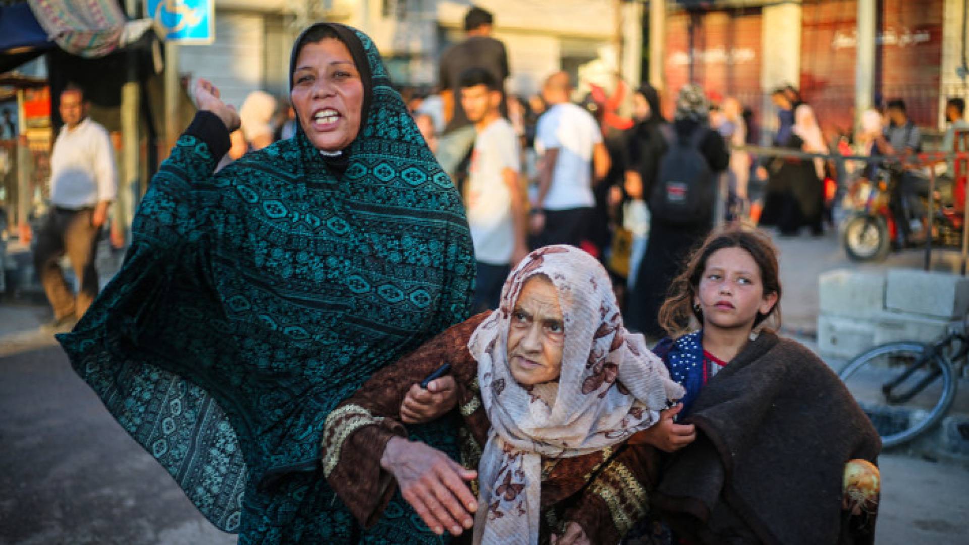 فلسطينيون يفرون من مخيم البريج للاجئين في وسط قطاع غزة في 28 يوليو 2024