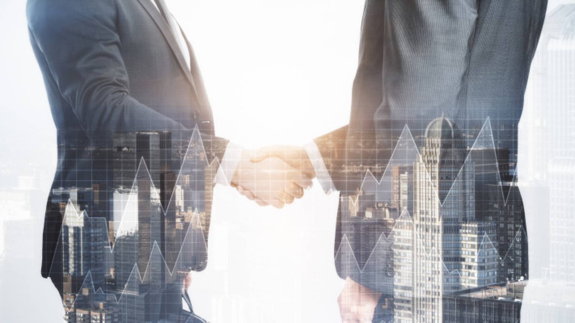 صورة تظهر موظفين يتبادلان التحية