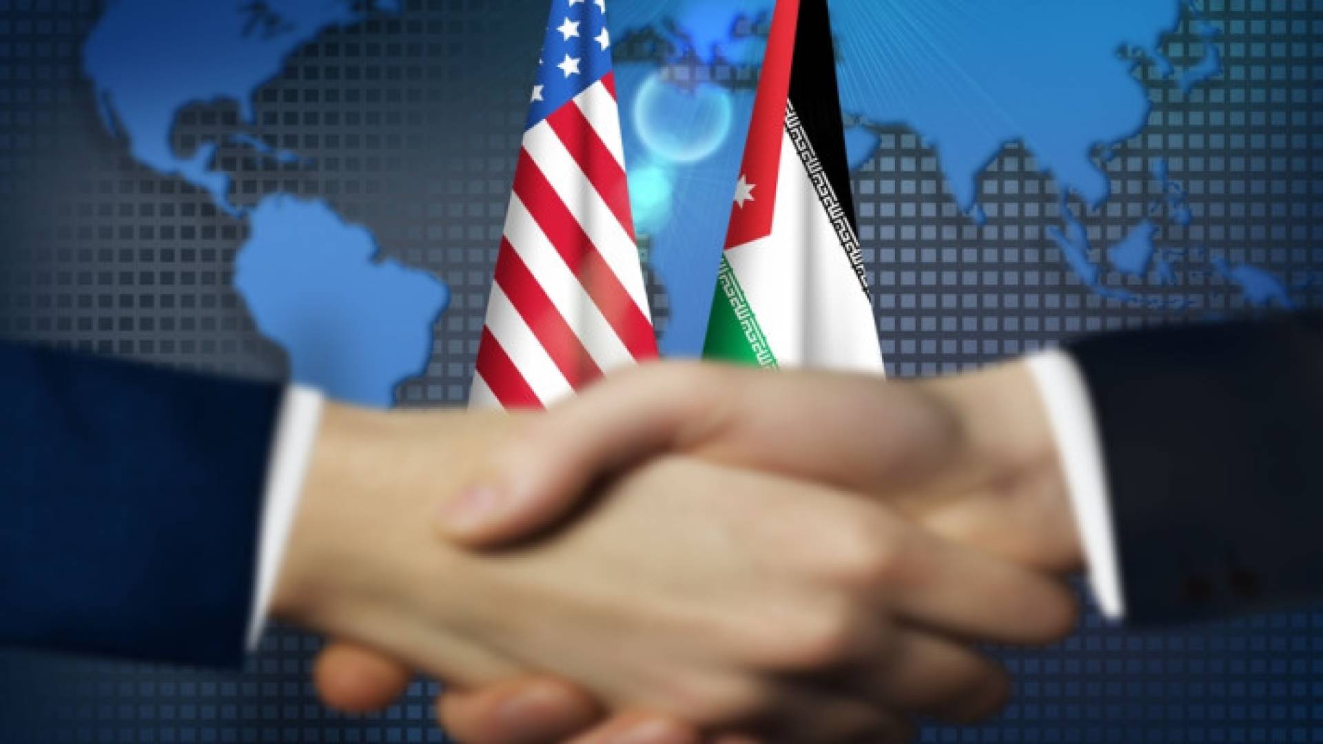 شخصان يتصافحان