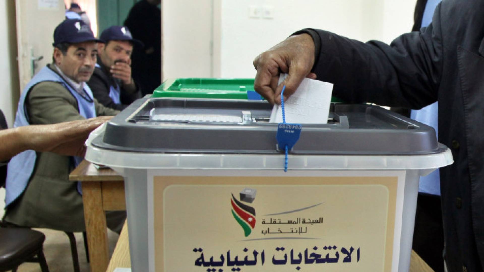 ناخب يدلي بصوته في الانتخابات الماضية "أرشيفية"