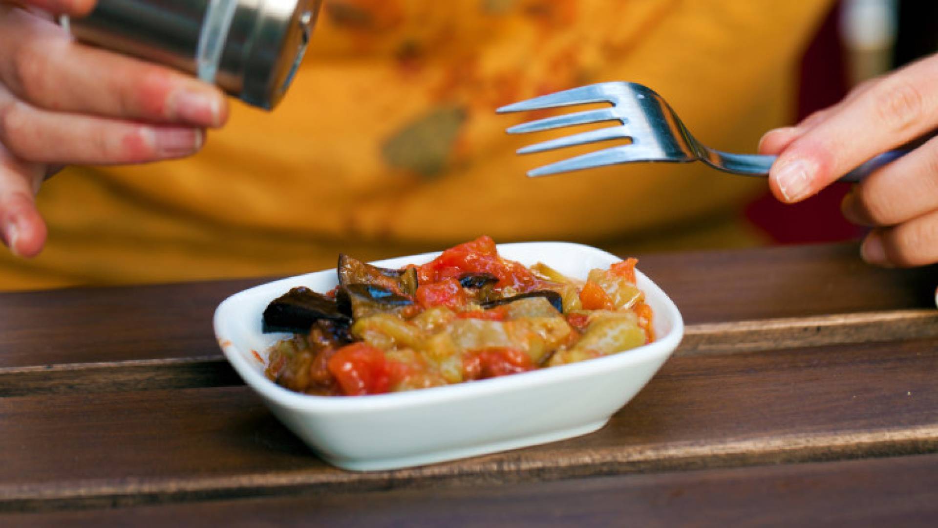 اضافة الملح إلى الطعام