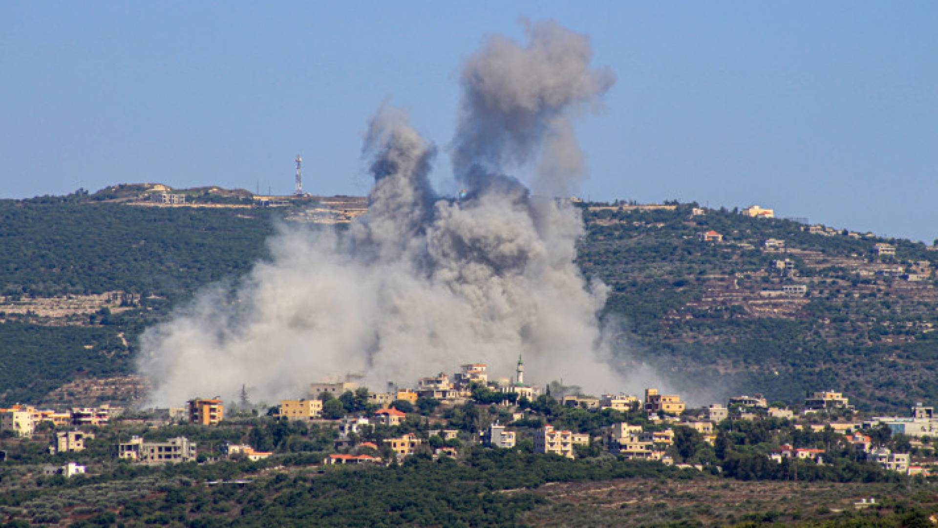 دخان يتصاعد جراء غارة جوية للاحتلال على قرية شيحين الحدودية جنوب لبنان