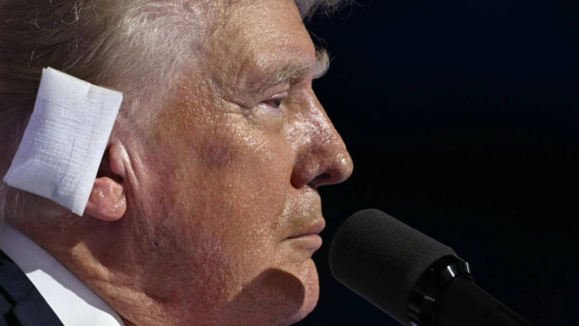 الضمادة على أذن الرئيس الأمريكي السابق دونالد ترمب