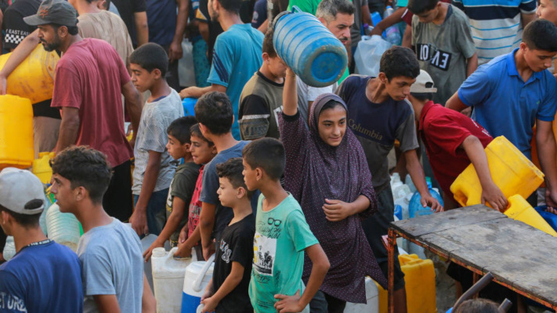 فلسطينيون يصطفون للحصول على إمدادات المياه في خان يونس