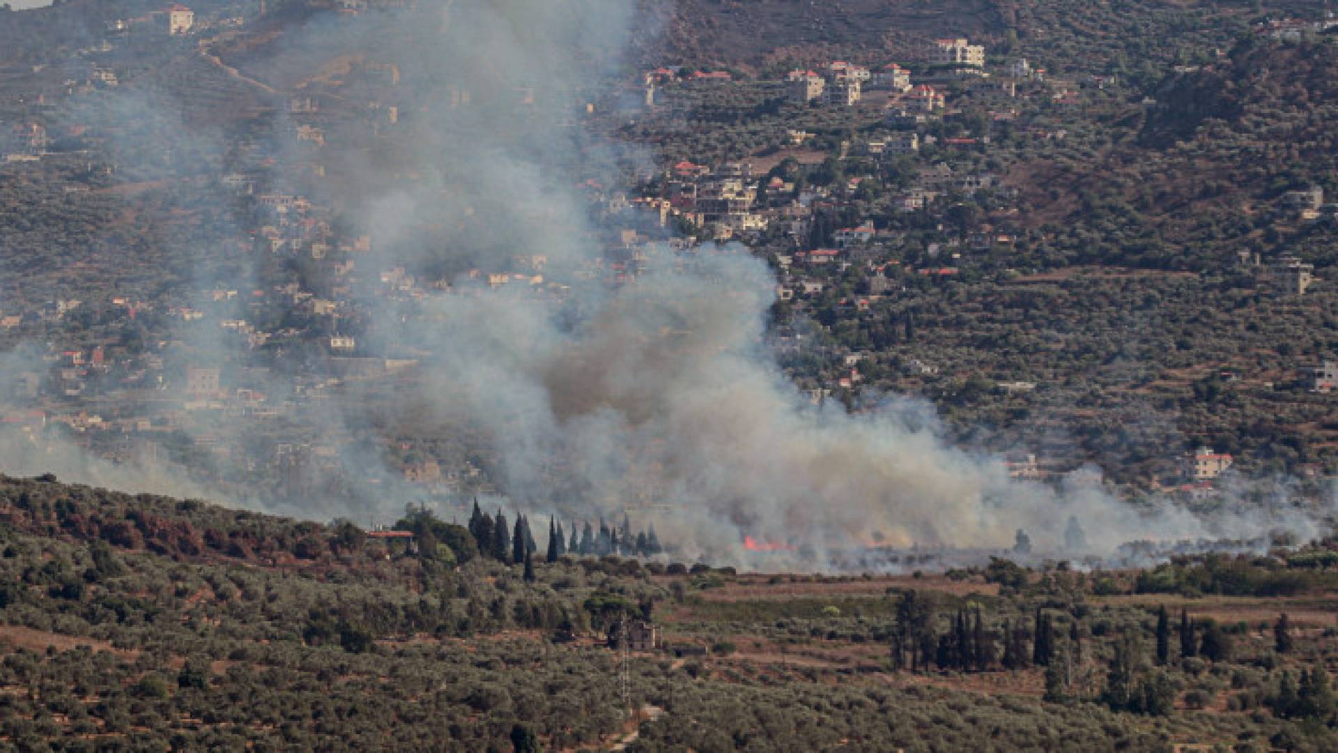 دخان يتصاعد من موقع استهدفه الاحتلال في قرية كفركلا الحدودية بجنوب لبنان