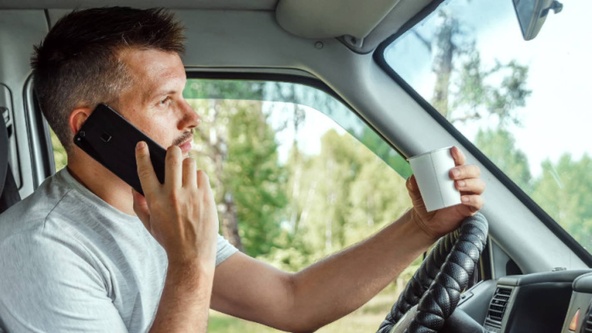 شخص يرتكب مخالفة مرورية في أثناء القيادة