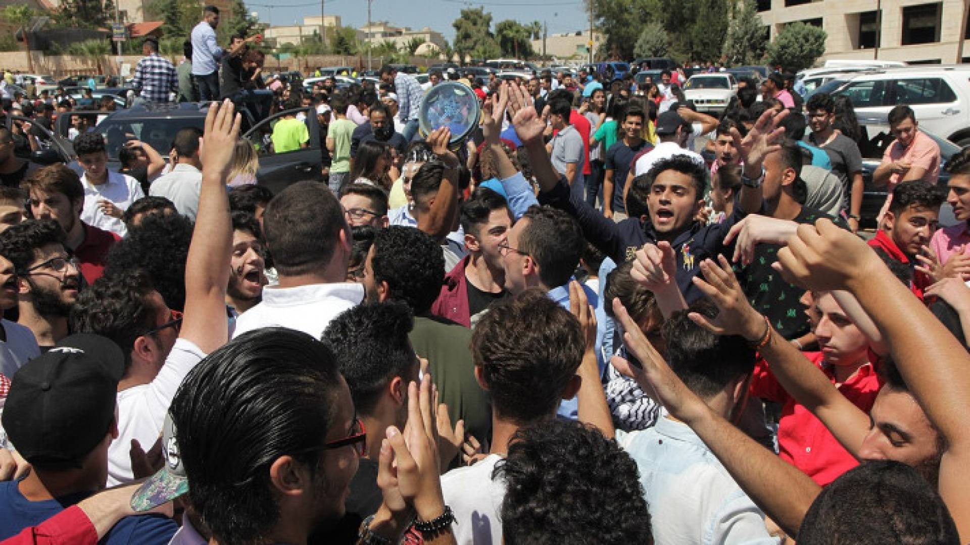 طلبة توجيهي يحتفلون بنجاحهم