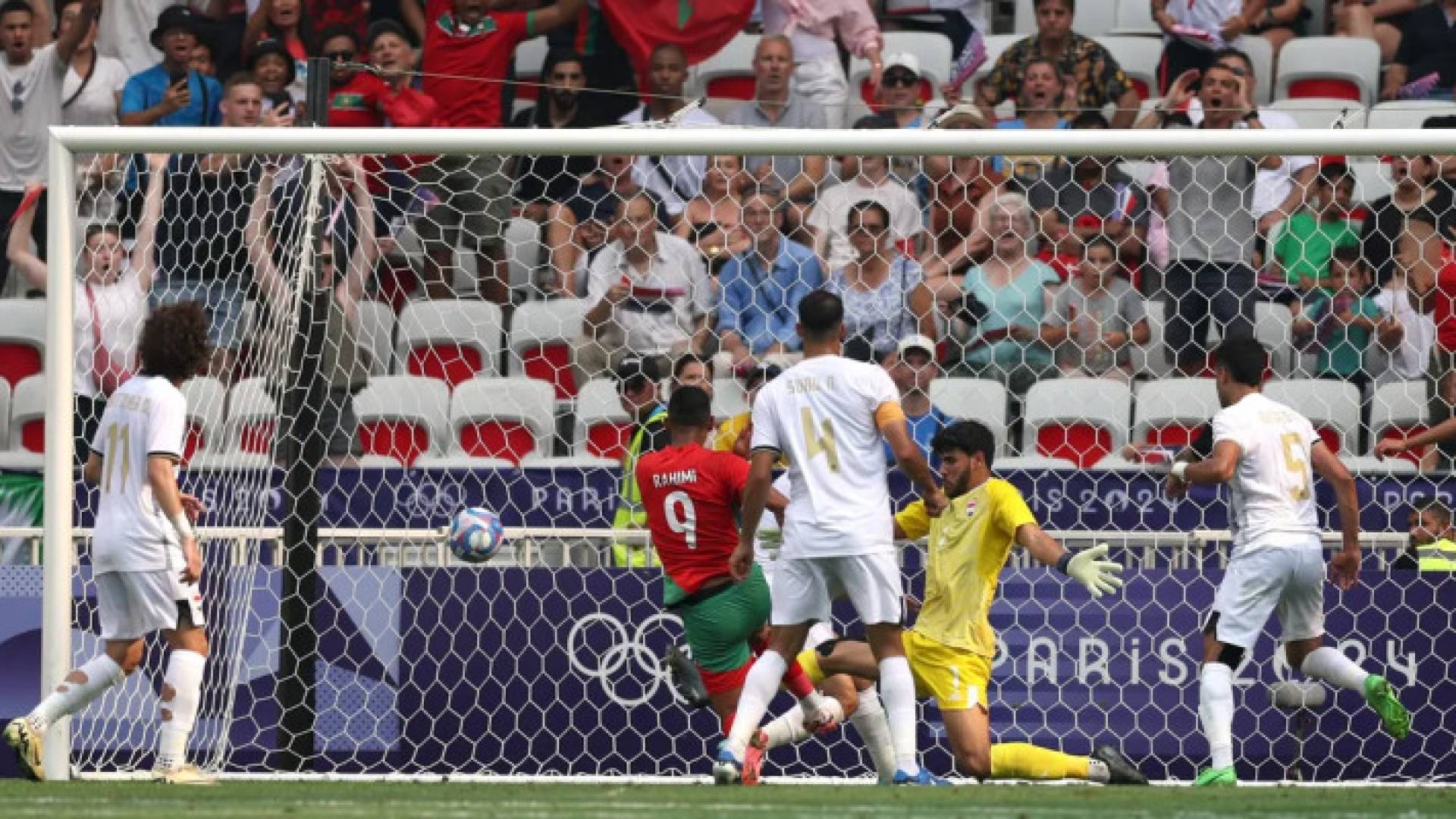 اللاعب سفيان رحيمي يسجل هدف في مرمى المنتخب العراقي