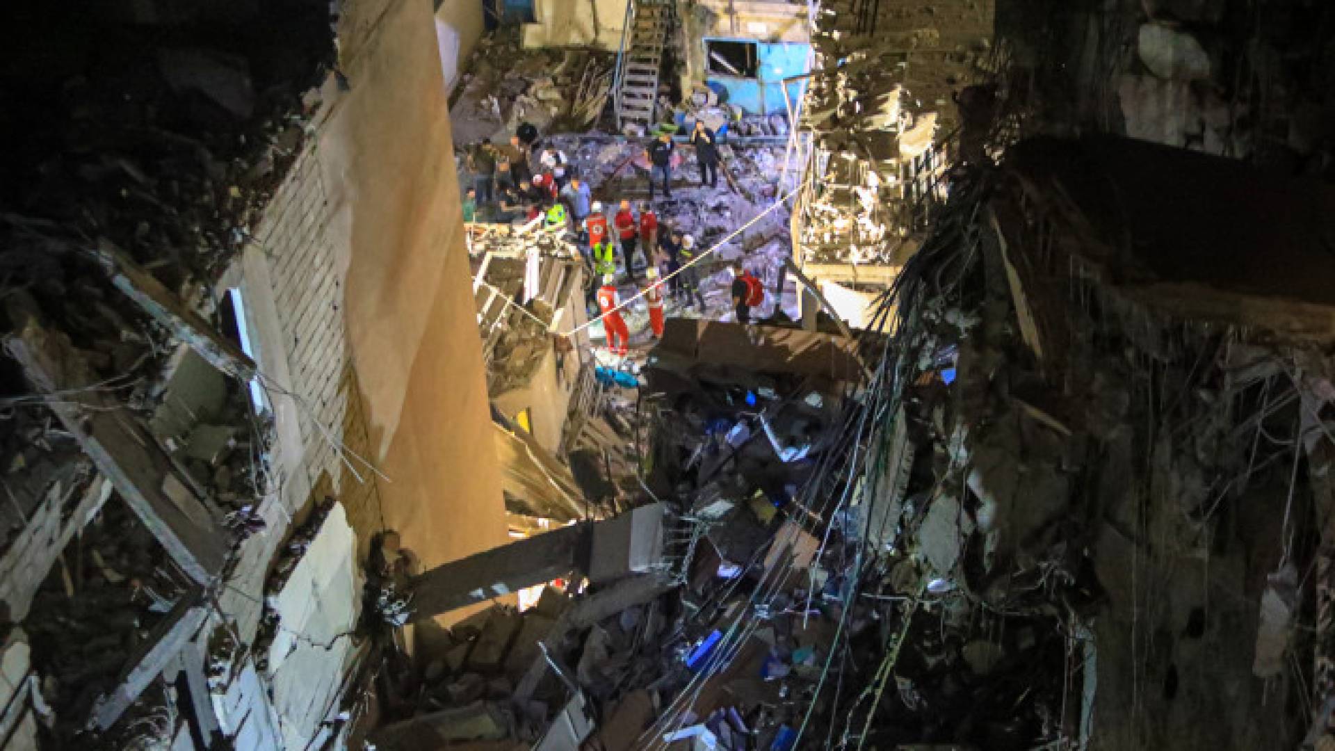 جانب من عمليات البحث والإنقاذ في موقع الانفجار بضاحية بيروت الجنوبية