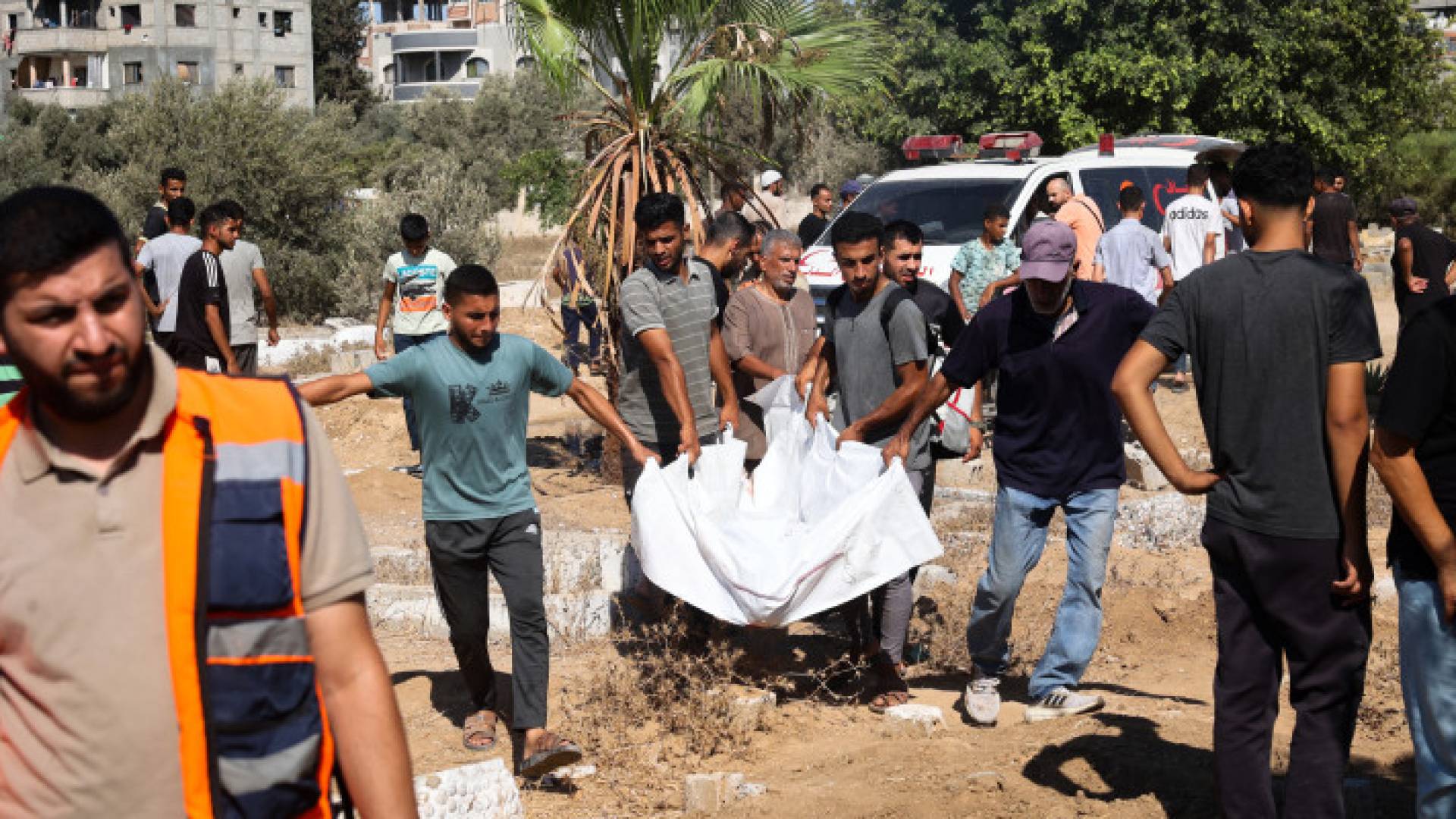 فلسطينيون يحملون جثامين شهداء في مقبرة الزوايدة