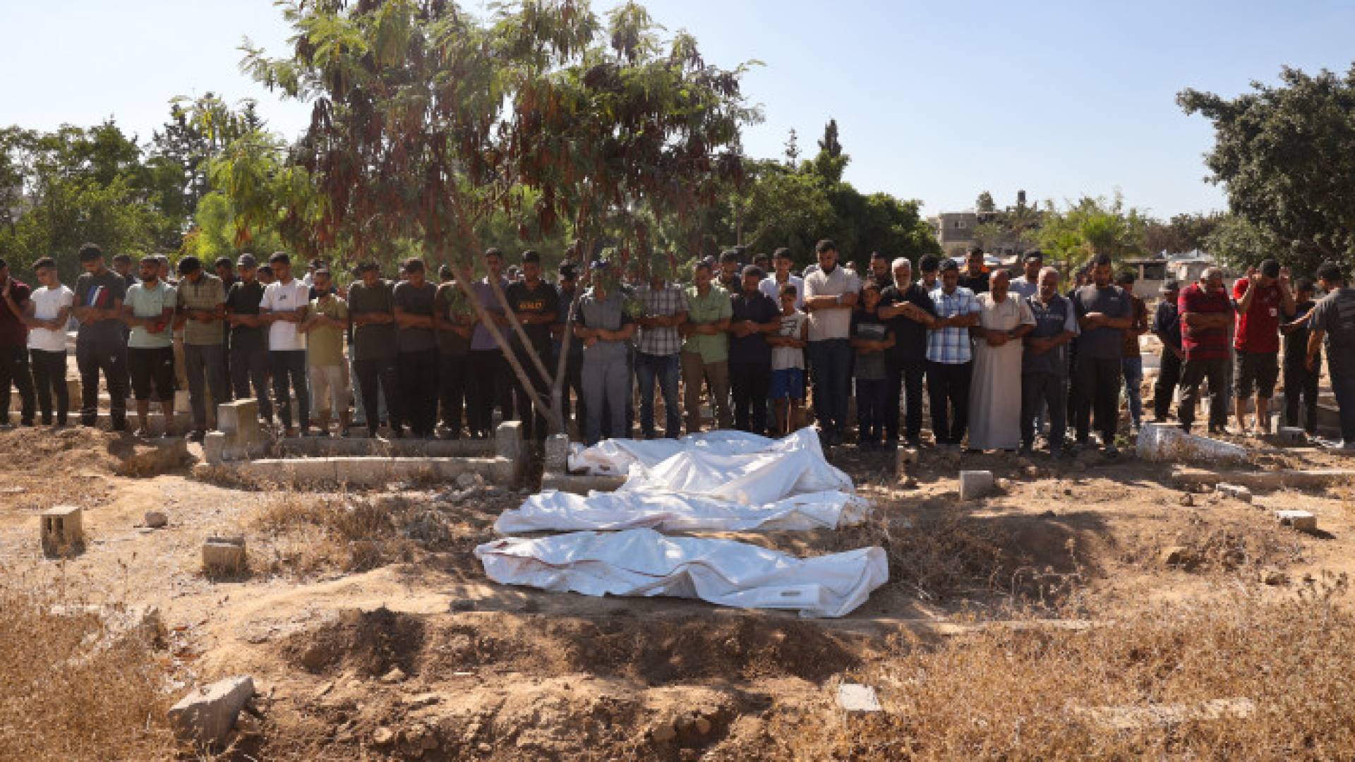 فلسطينيون يصلون الجنازة على شهداء في مقبرة الزوايدة