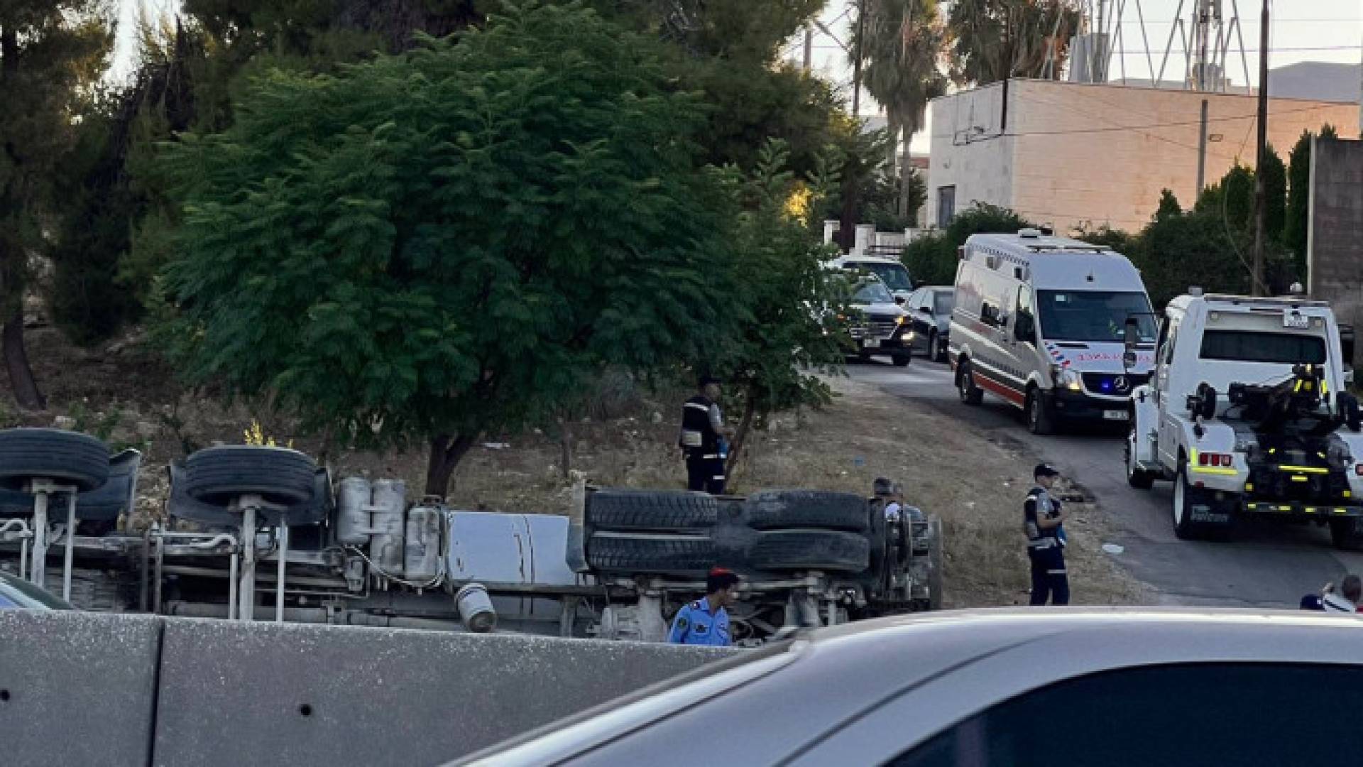 انقلاب شاحن على طريق المطار