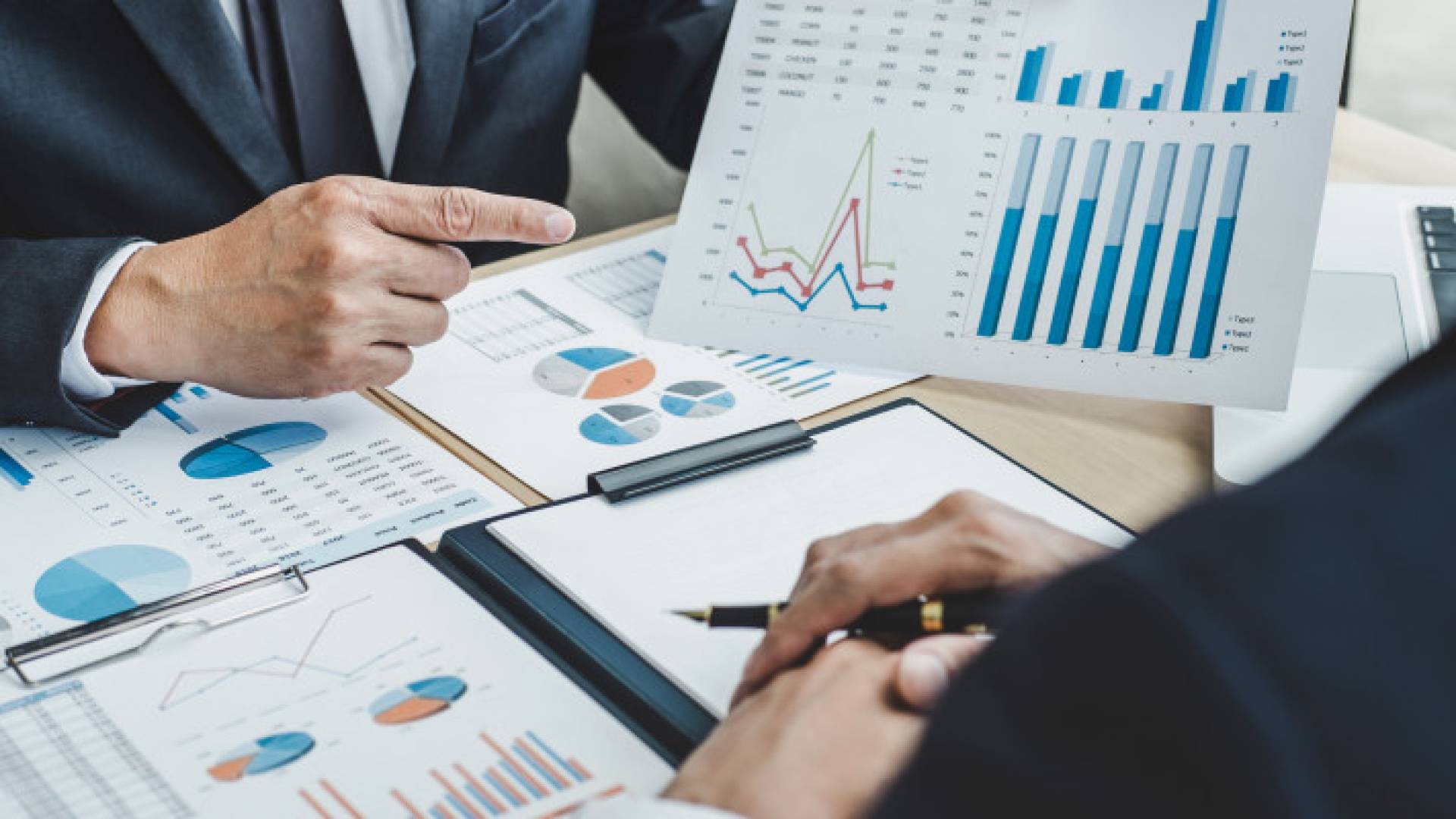 أشخاص يطلعون على رسم بياني "تعبيرية"