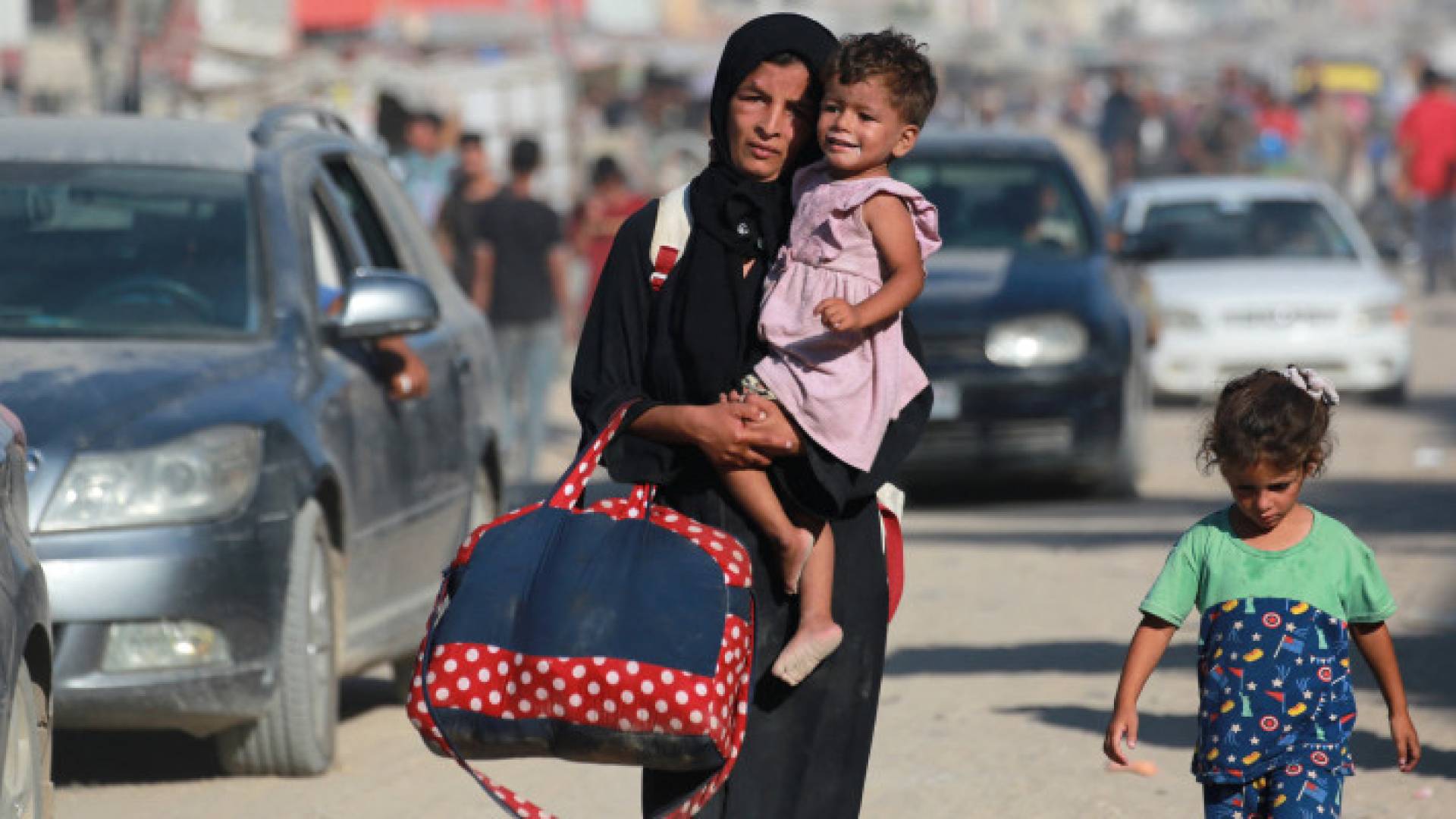 عائلة فلسطينيةتبحث عن مأوى في غزة