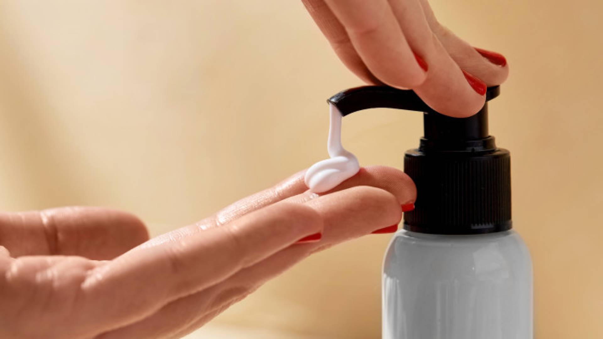 صورة تظهر سيدة تستخدم مستحضر تجميلي