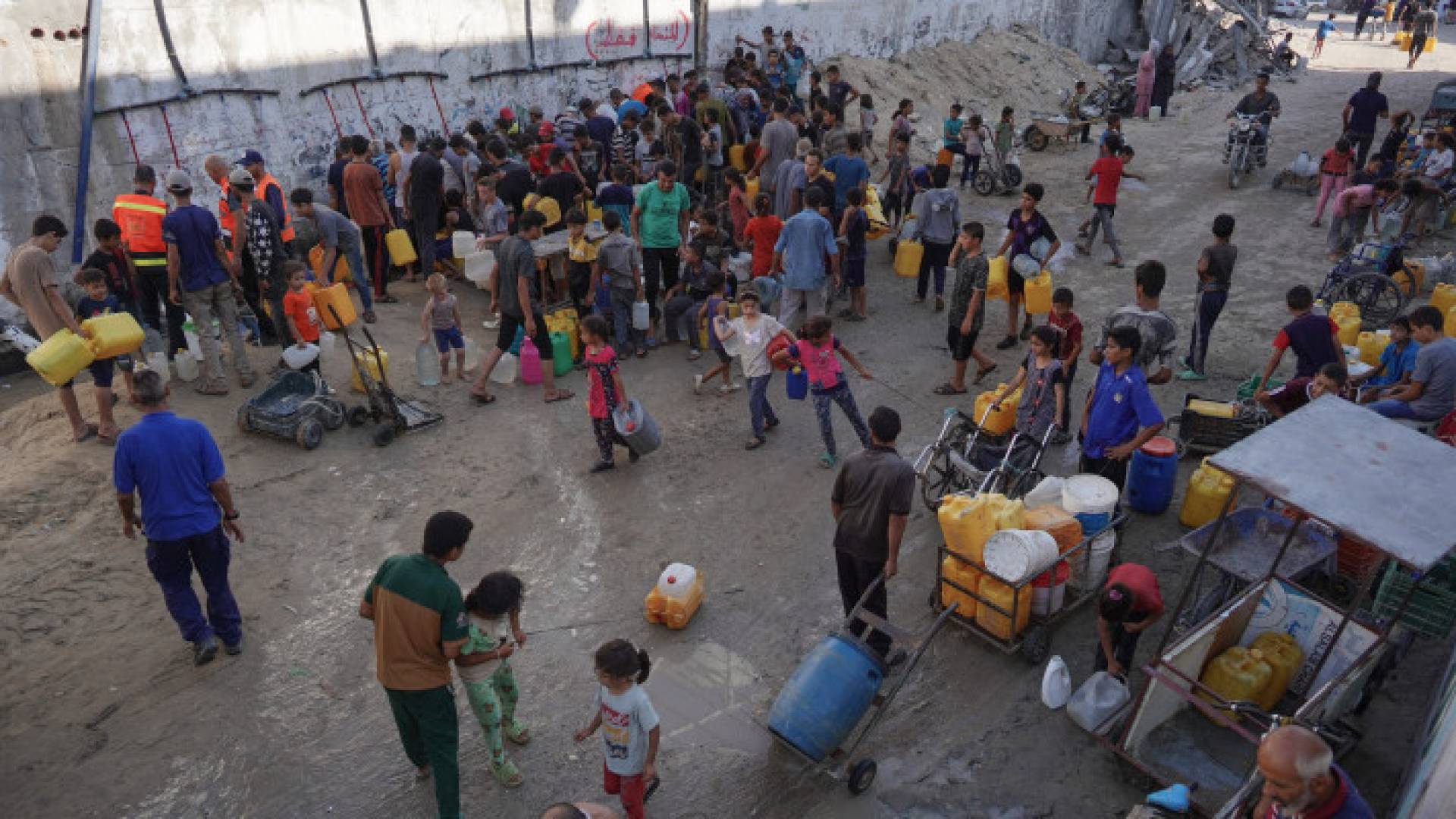 فلسطينيون يتجمعون للحصول على قليل من الماء في خان يونس جنوبي قطاع غزة