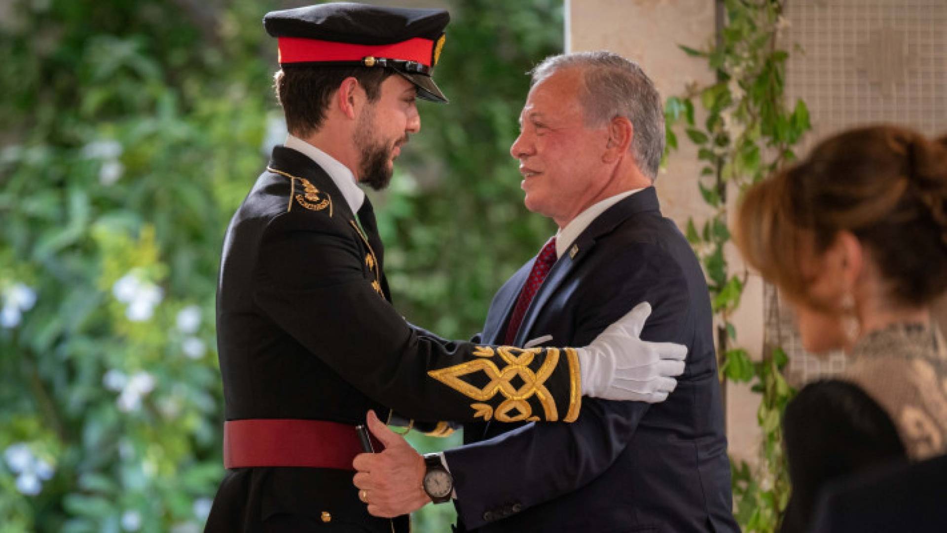 جلالة الملك وسمو الأمير الحسين خلال مراسم عقد قران سموه - أرشيف