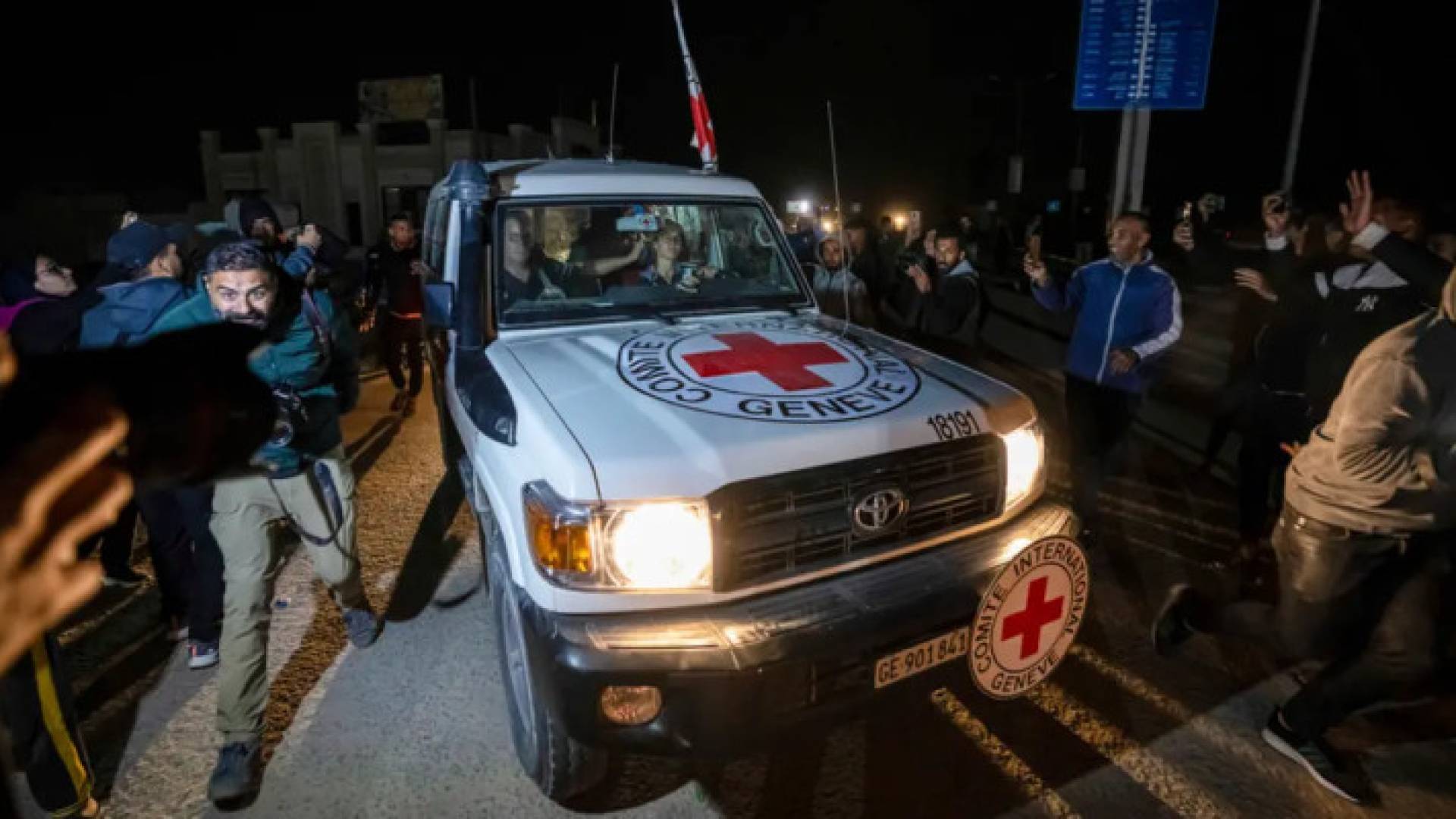 سيارة للصليب الأحمر  تقل محتجزين ضمن صفقة التبادل الأولى