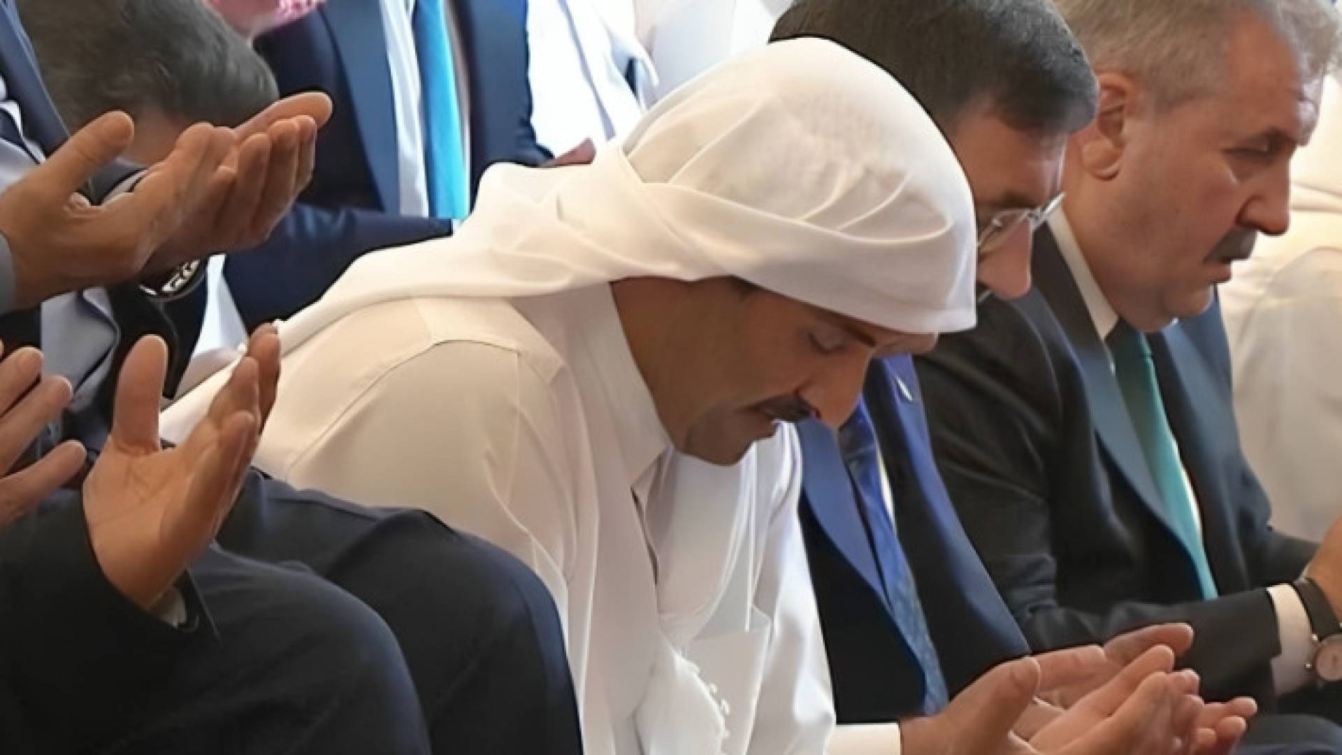 أمير قطر الشيخ تميم بن حمد آل ثاني خلال تشييع إسماعيل هنية