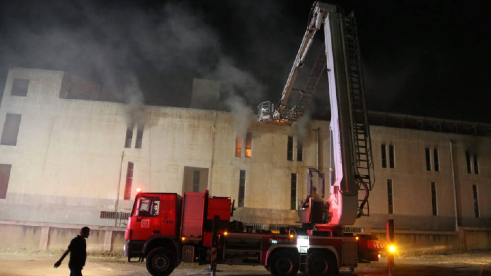 الدفاع المدني خلال اخماد الحريق