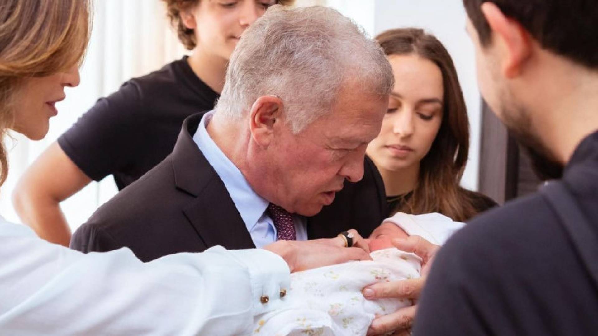 جلالة الملك عبدالله الثاني يحمل الأميرة إيمان الحسين