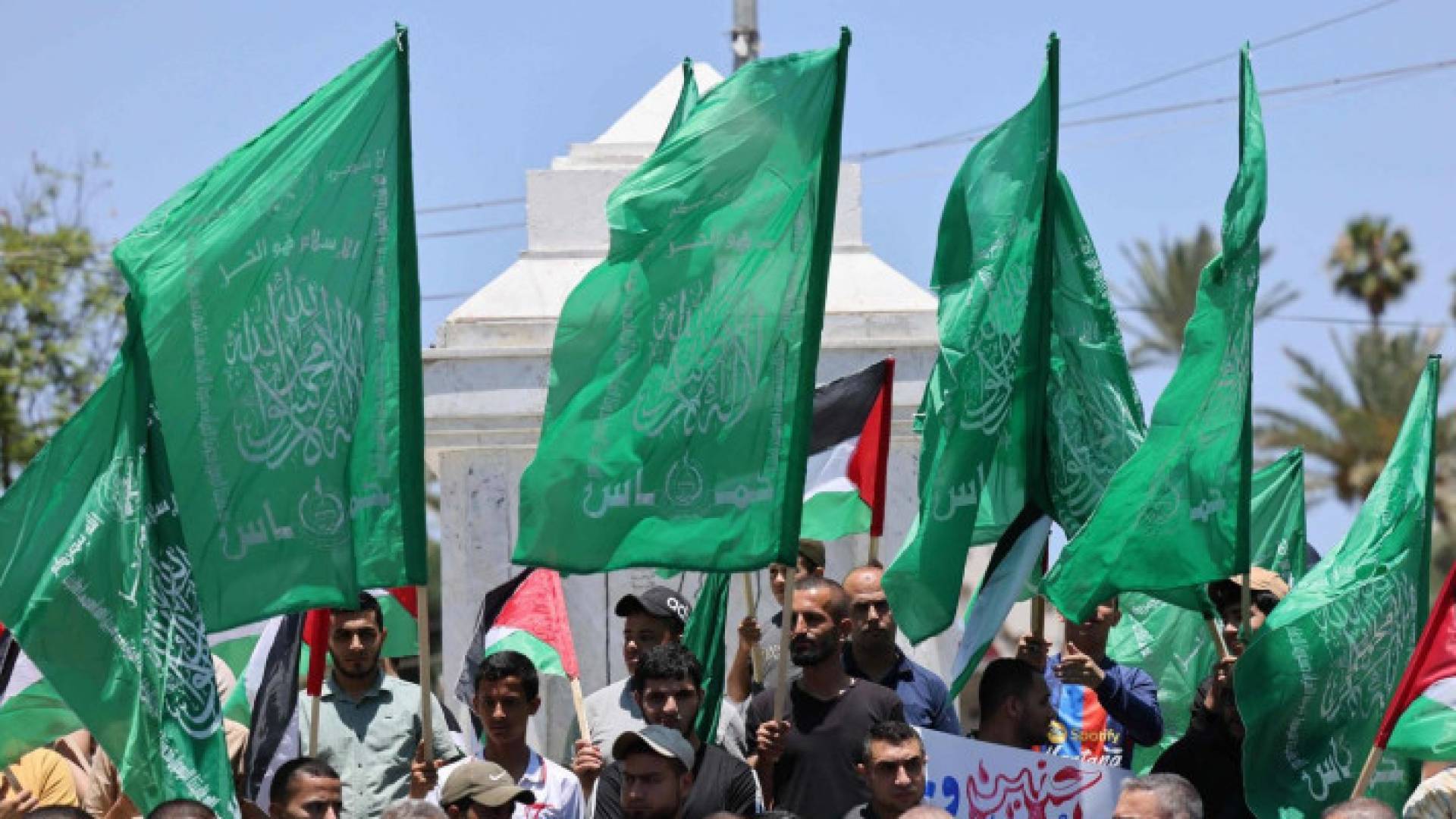 العلم الفلسطيني وشعار حركة حماس